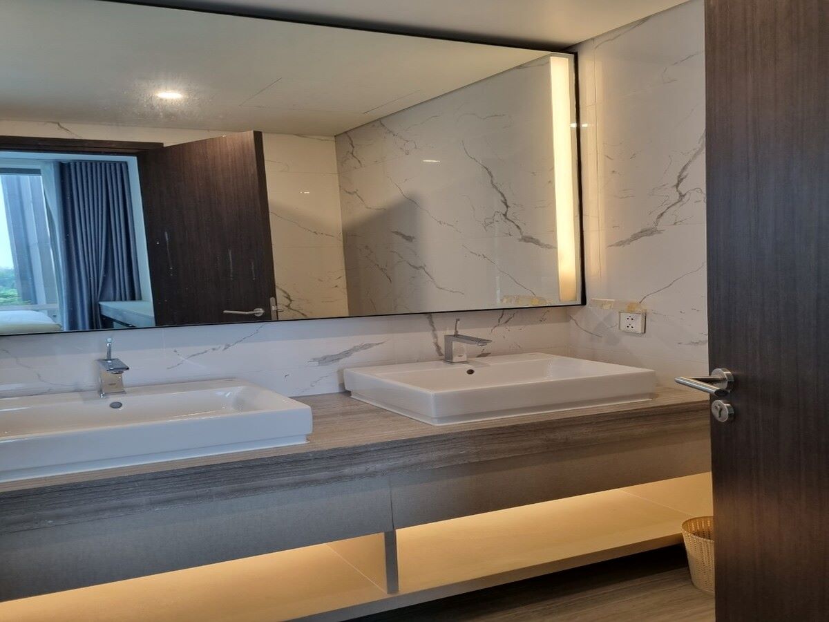 Phòng tắm ốp đá marble sang trọng