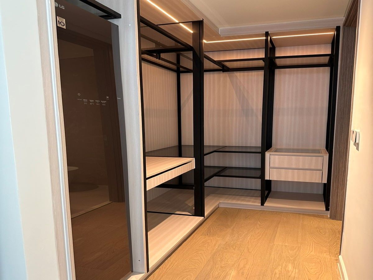 The Metropole Opera 2 Phòng Ngủ 89m2 cho thuê bàn giao phòng trống